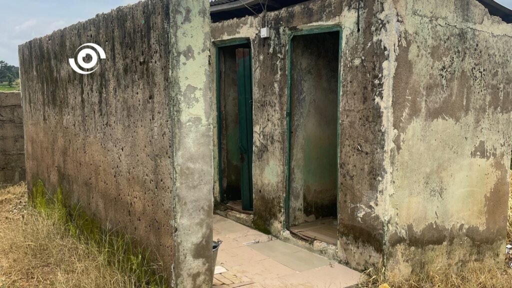 Poor state of the toilet at the Lazuru Tudai PHC